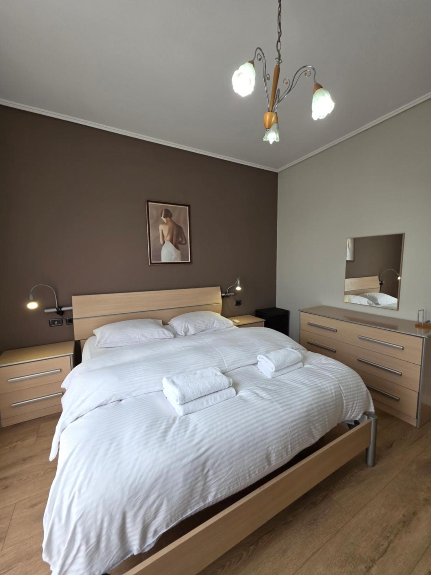 Aura Skanderbeg Square Apartments Тирана Экстерьер фото